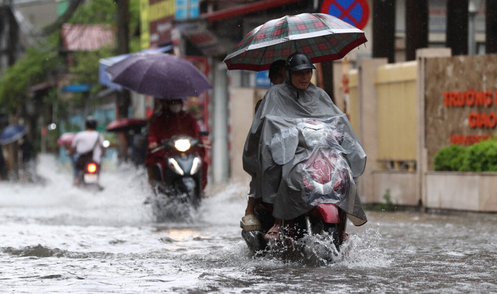 Các hiện tượng thời tiết kèm theo